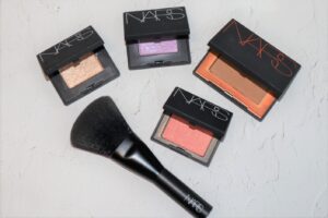 NARS　ナーズ　ハードワイヤードアイシャドウ　ソフトイリデッセントバイオレット　5345 イリデッセントソフトゴールド　5351　アイコニックグローミニチークセット ブロンズパウダー Laguna　5172 （ブラウン＆ゴールデンシマー） ブラッシュミニ ORGASM　4013N （ピーチピンク＆ゴールデンシマー） 2.5g　2420円(税込) ブラッシュブラシ　 トラベルサイズ